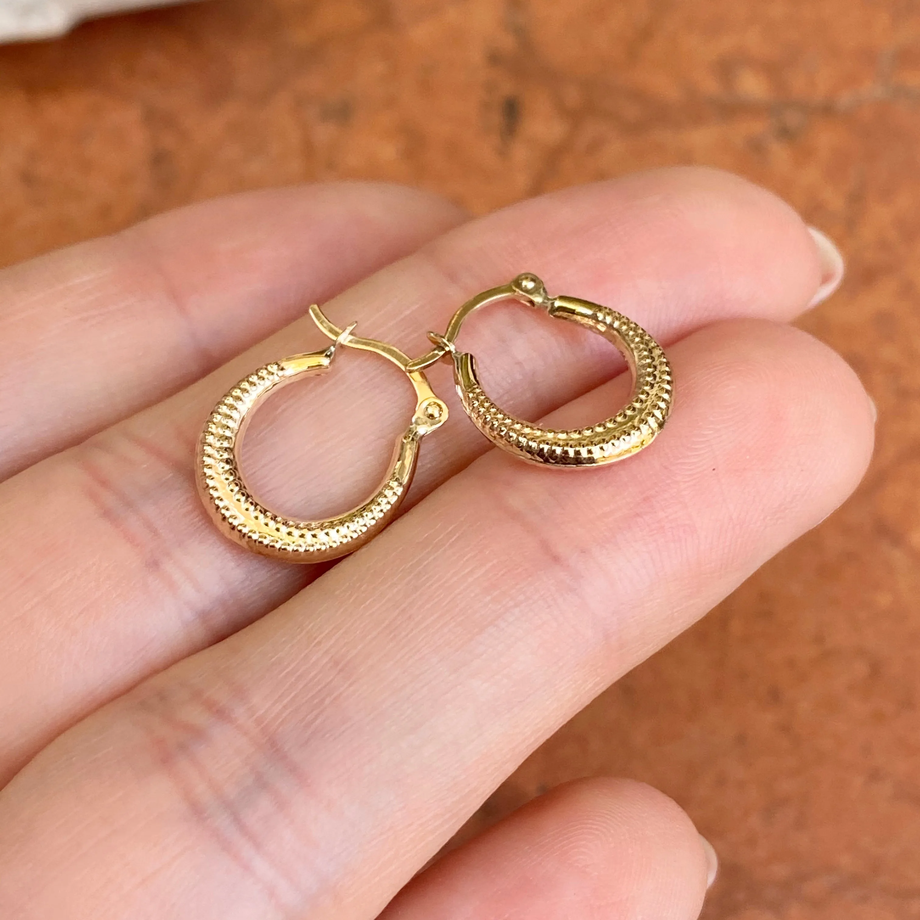 10KT Yellow Gold Scalloped Textured Hoop Earrings 15mm